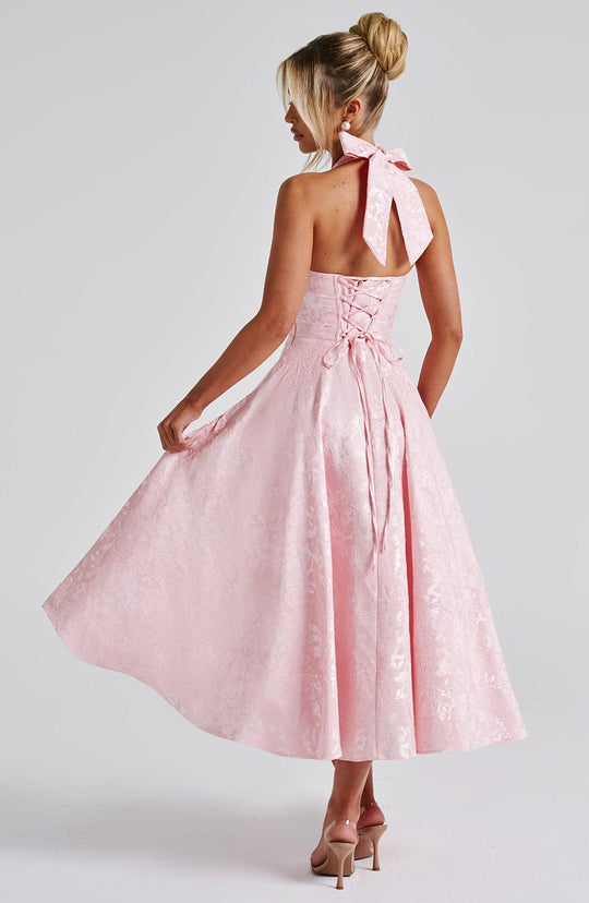 Dreamy Midi: Soft Feminine Elegance