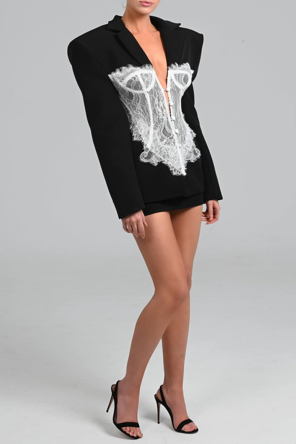Chic Lace Blazer: Flatter Your Waist